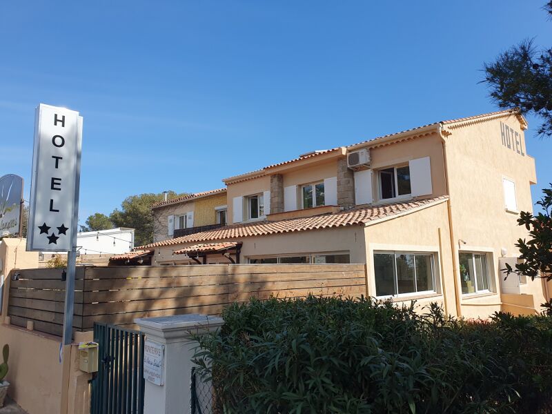 facade hotel les calanques facade hotel les calanques